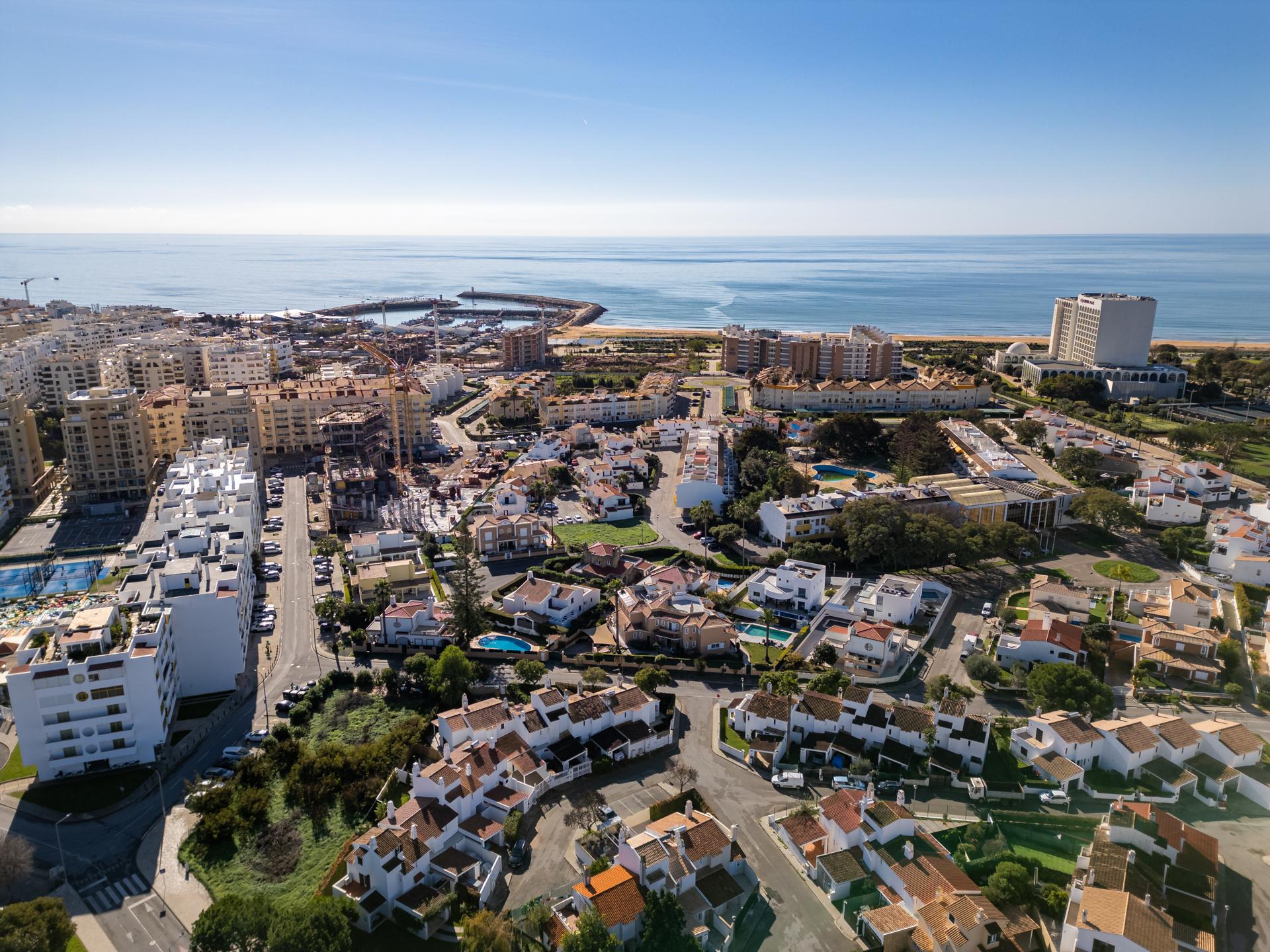 Moradia V2 com jardim, perto da praia, em Quarteira