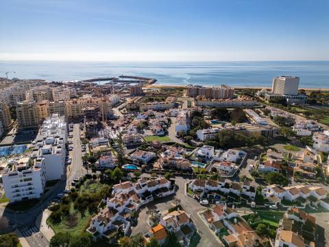 Moradia V2 com jardim, perto da praia, em Quarteira