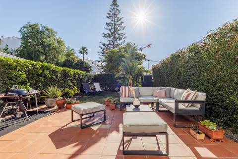 Moradia V2 com jardim, perto da praia, em Quarteira