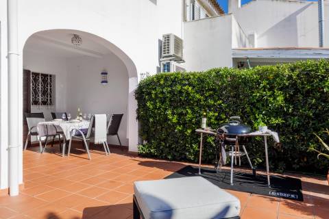 Moradia V2 com jardim, perto da praia, em Quarteira