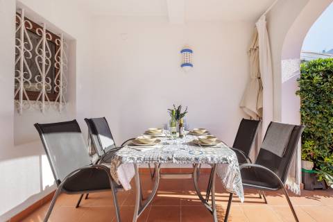 Moradia V2 com jardim, perto da praia, em Quarteira