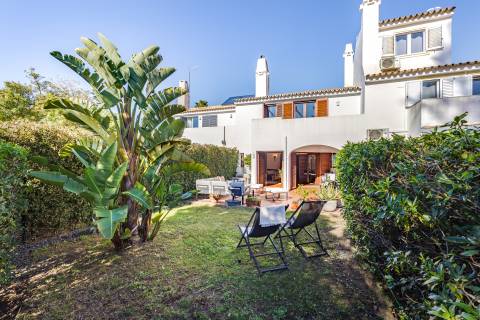 Moradia V2 com jardim, perto da praia, em Quarteira