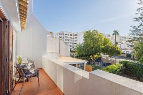 Moradia V2 com jardim, perto da praia, em Quarteira