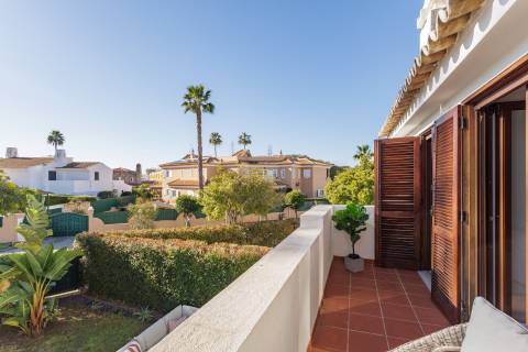 Moradia V2 com jardim, perto da praia, em Quarteira