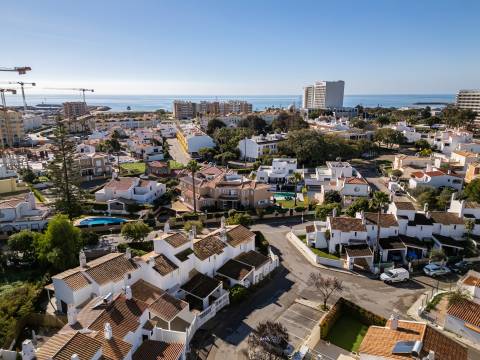 Moradia V2 com jardim, perto da praia, em Quarteira