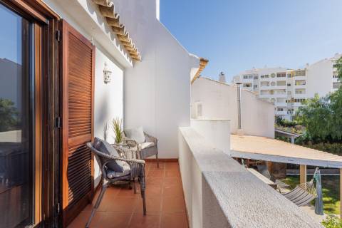 Moradia V2 com jardim, perto da praia, em Quarteira
