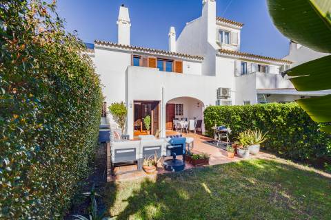 Moradia V2 com jardim, perto da praia, em Quarteira