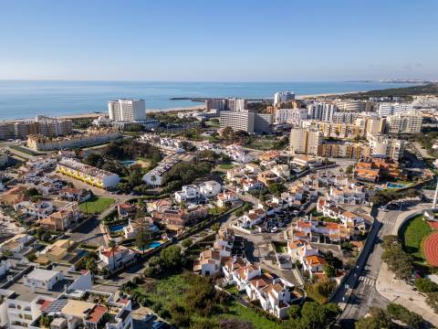 Moradia V2 com jardim, perto da praia, em Quarteira