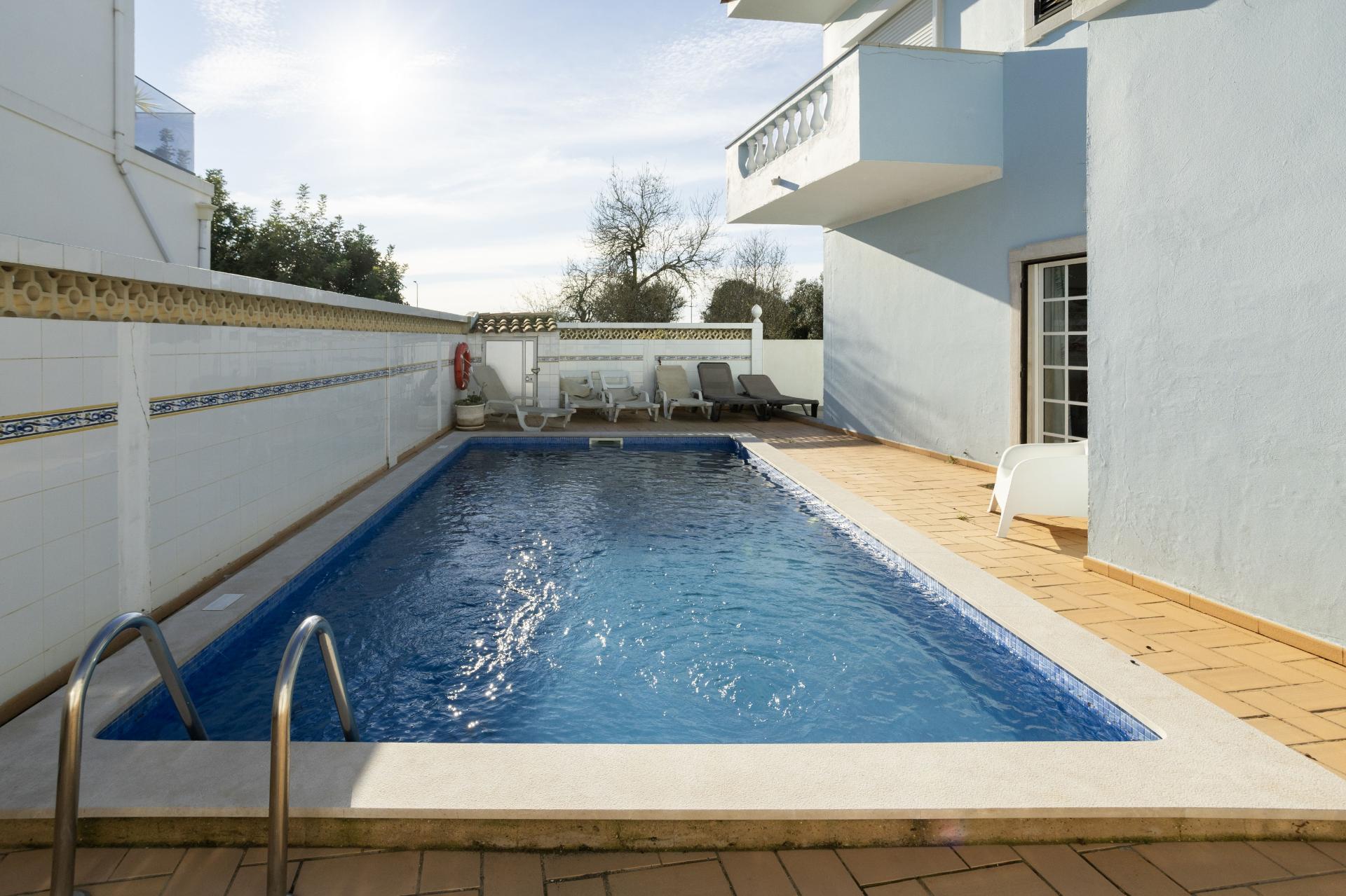 Moradia T4 com Piscina e 236 m² - Excelente Potencial Perto da Fuseta