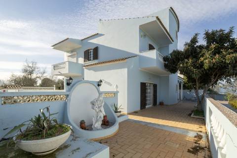 Moradia T4 com Piscina e 236 m² - Excelente Potencial Perto da Fuseta