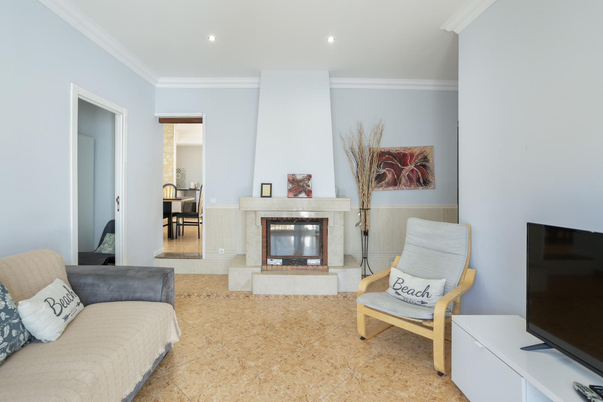 Moradia T4 com Piscina e 236 m² - Excelente Potencial Perto da Fuseta