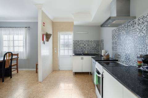 Moradia T4 com Piscina e 236 m² - Excelente Potencial Perto da Fuseta