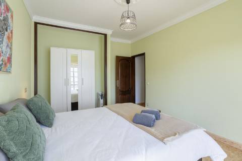 Moradia T4 com Piscina e 236 m² - Excelente Potencial Perto da Fuseta