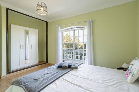 Moradia T4 com Piscina e 236 m² - Excelente Potencial Perto da Fuseta