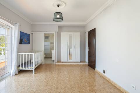 Moradia T4 com Piscina e 236 m² - Excelente Potencial Perto da Fuseta