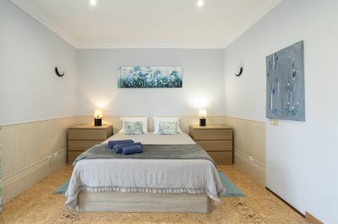 Moradia T4 com Piscina e 236 m² - Excelente Potencial Perto da Fuseta