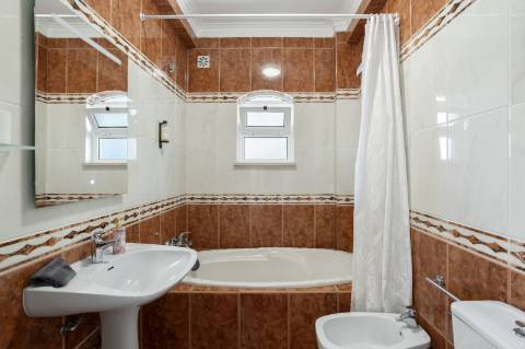 Moradia T4 com Piscina e 236 m² - Excelente Potencial Perto da Fuseta