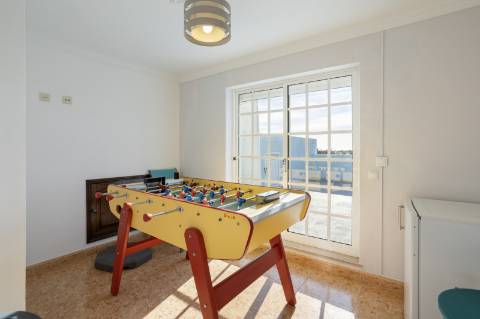 Moradia T4 com Piscina e 236 m² - Excelente Potencial Perto da Fuseta