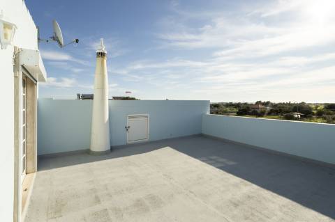 Moradia T4 com Piscina e 236 m² - Excelente Potencial Perto da Fuseta