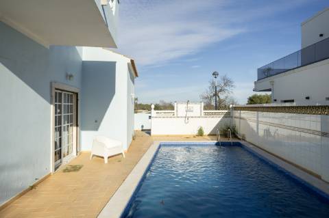Moradia T4 com Piscina e 236 m² - Excelente Potencial Perto da Fuseta