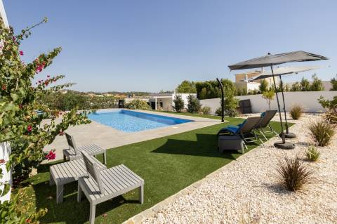 Moderna Moradia Térrea T3 com Anexo e Piscina perto Moncarapacho