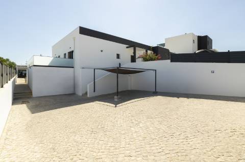 Moderna Moradia Térrea T3 com Anexo e Piscina perto Moncarapacho