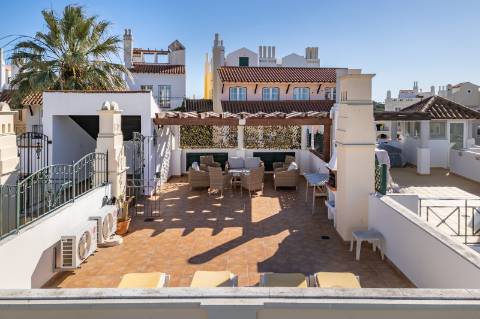 Apartamento T2 com amplo terraço na cobertura e vistas para o mar e golfe