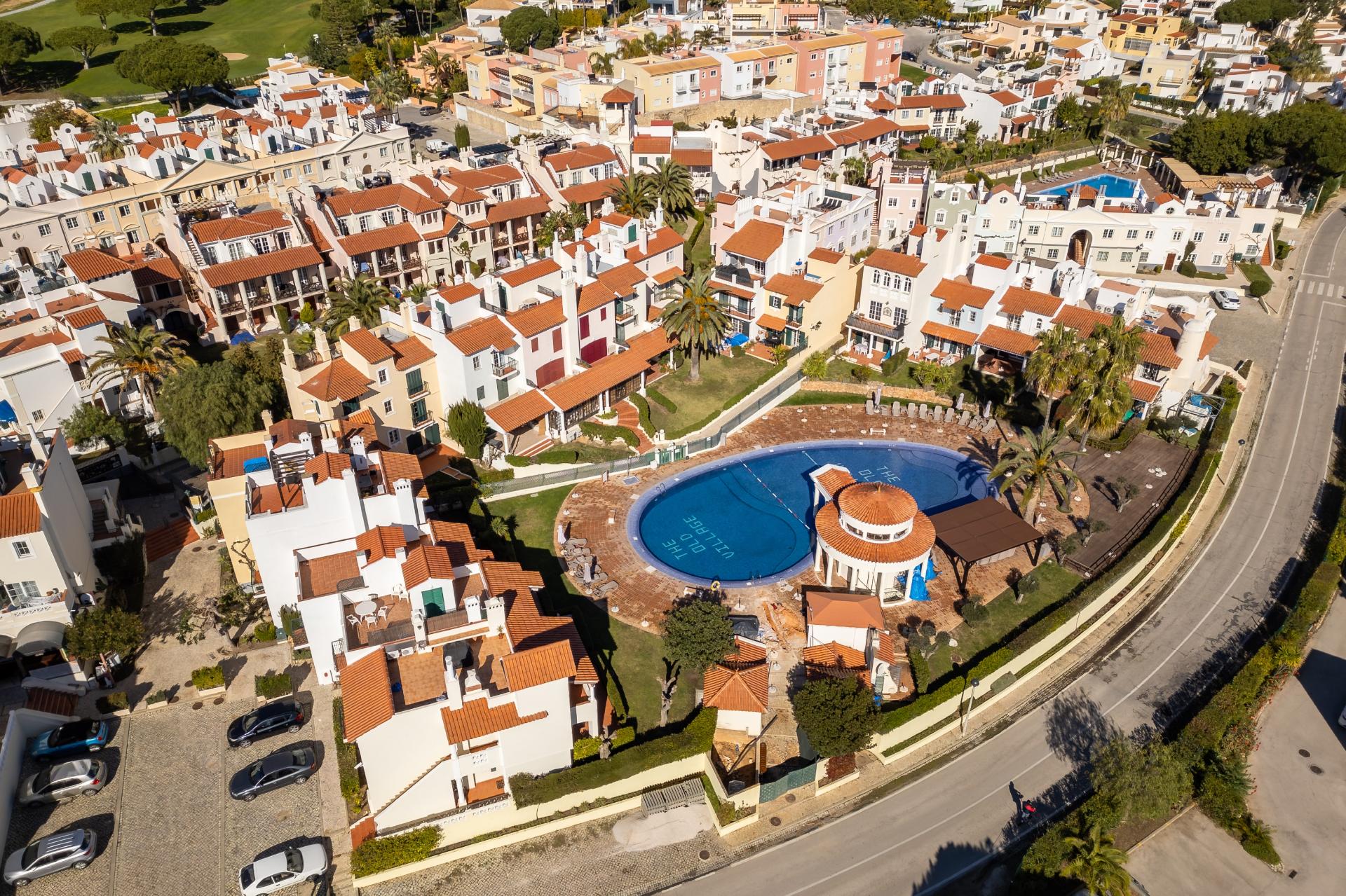 Apartamento T2 com amplo terraço na cobertura e vistas para o mar e golfe
