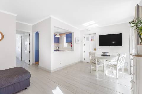 Apartamento T2 com amplo terraço na cobertura e vistas para o mar e golfe