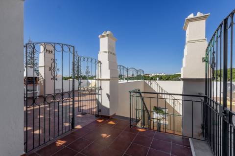 Apartamento T2 com amplo terraço na cobertura e vistas para o mar e golfe