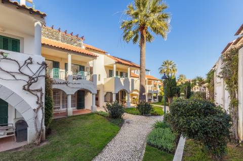 Apartamento T2 com amplo terraço na cobertura e vistas para o mar e golfe