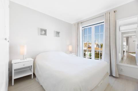 Apartamento T2 com amplo terraço na cobertura e vistas para o mar e golfe