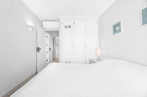 Apartamento T2 com amplo terraço na cobertura e vistas para o mar e golfe