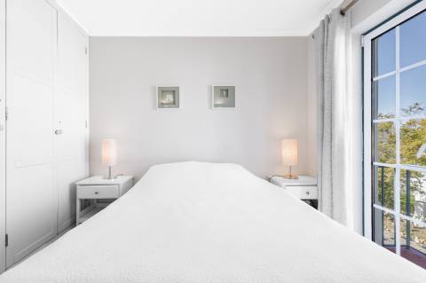 Apartamento T2 com amplo terraço na cobertura e vistas para o mar e golfe