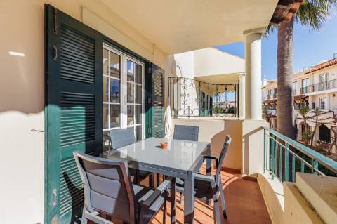 Apartamento T2 com amplo terraço na cobertura e vistas para o mar e golfe