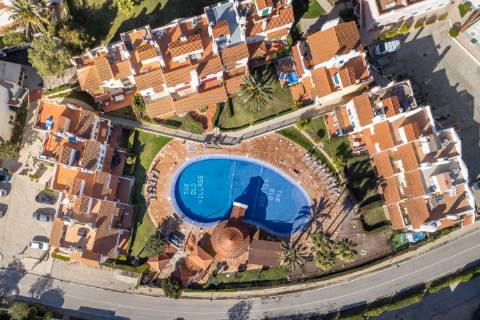 Apartamento T2 com amplo terraço na cobertura e vistas para o mar e golfe