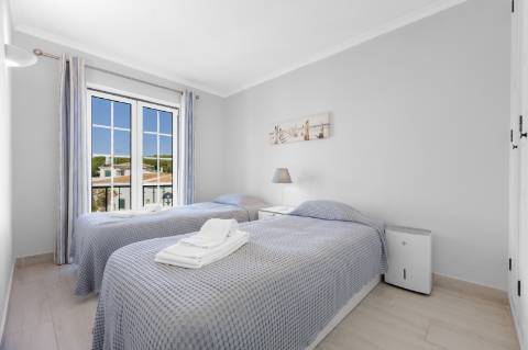 Apartamento T2 com amplo terraço na cobertura e vistas para o mar e golfe