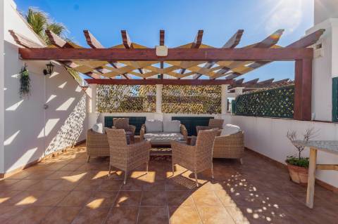 Apartamento T2 com amplo terraço na cobertura e vistas para o mar e golfe