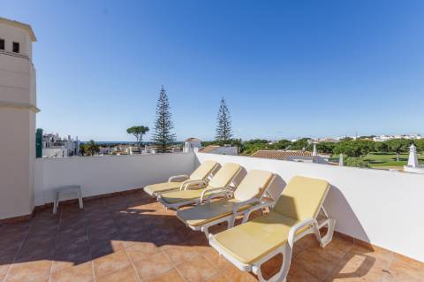 Apartamento T2 com amplo terraço na cobertura e vistas para o mar e golfe