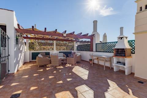 Apartamento T2 com amplo terraço na cobertura e vistas para o mar e golfe