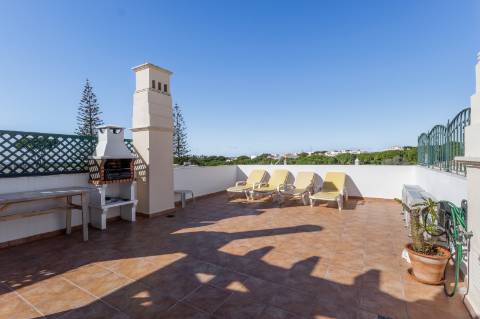 Apartamento T2 com amplo terraço na cobertura e vistas para o mar e golfe