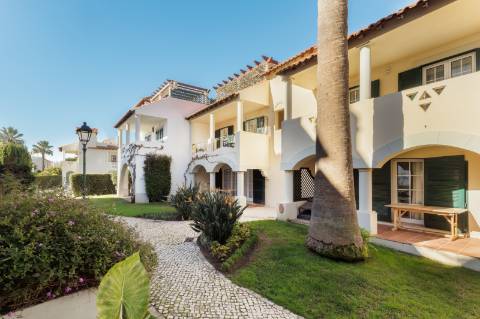 Apartamento T2 com amplo terraço na cobertura e vistas para o mar e golfe