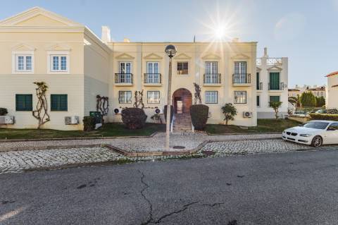 Apartamento T2 com amplo terraço na cobertura e vistas para o mar e golfe