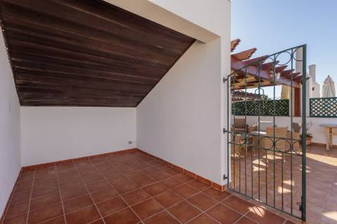 Apartamento T2 com amplo terraço na cobertura e vistas para o mar e golfe