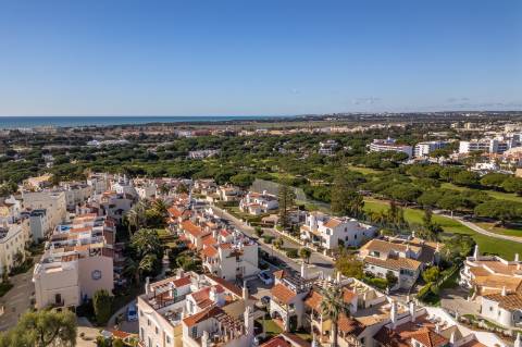 Apartamento T2 com amplo terraço na cobertura e vistas para o mar e golfe