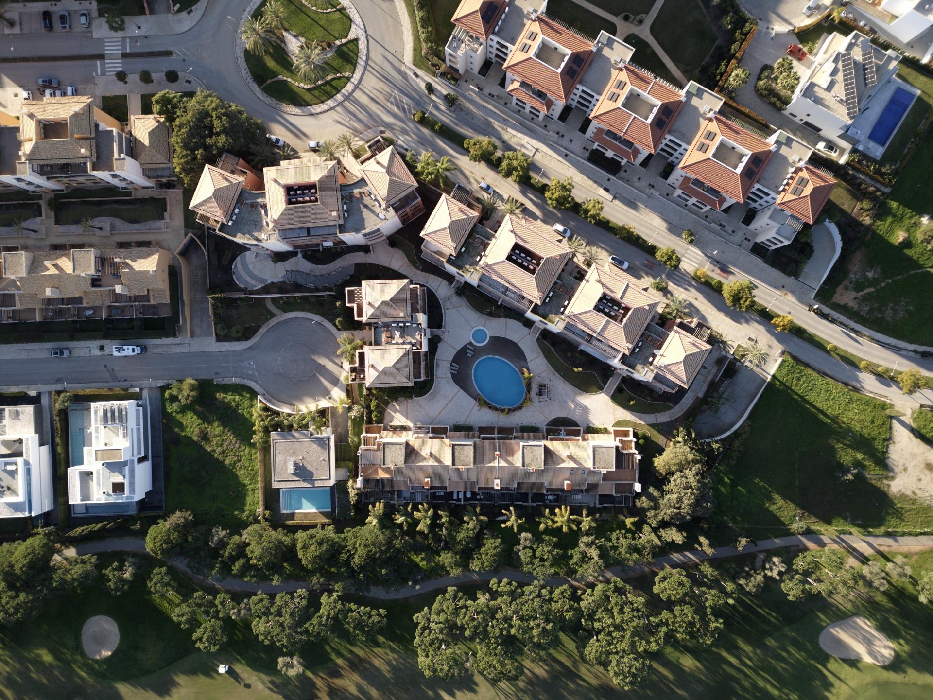 Elegante apartamento T2 com terraços em condomínio com piscina em Vilamoura