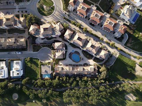 Elegante apartamento T2 com terraços em condomínio com piscina em Vilamoura