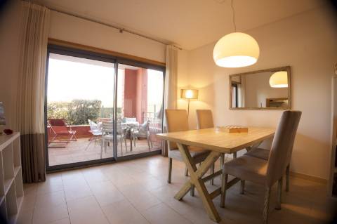 Elegante apartamento T2 com terraços em condomínio com piscina em Vilamoura