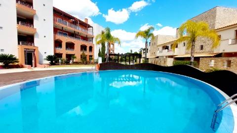 Elegante apartamento T2 com terraços em condomínio com piscina em Vilamoura