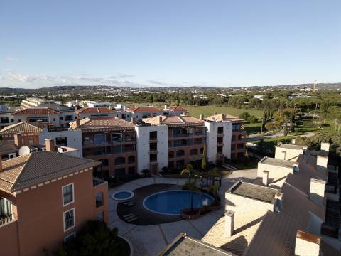 Elegante apartamento T2 com terraços em condomínio com piscina em Vilamoura